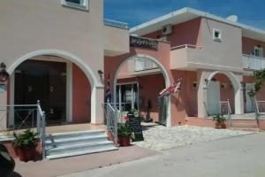 Grapevines Hotel, Alikanas