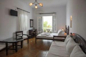 Yperia Hotel, Aegiali