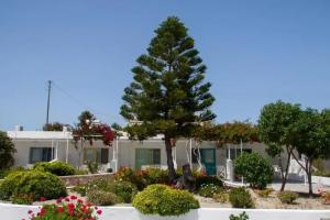 Parasporos Village, Adamas