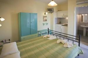 Koulas Pension - Red Lake, Agios Prokopios