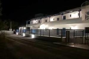 Dedes Apartments, Skala