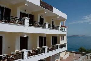 Kekrifalia Hotel, Skala