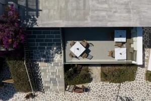 Albatross Hotel, Logaras