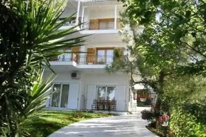 Tzeni Villa, Lygia