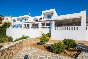 Castelia Bay Hotel, Lakki