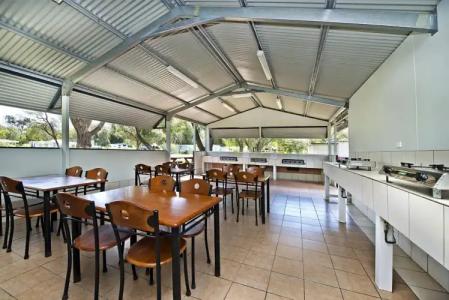 Acclaim Rose Gardens Beachside Holiday Park - 18