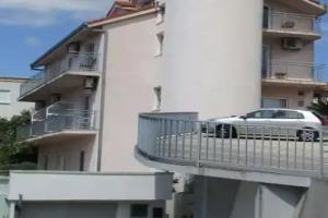 Pink Inn, Podstrana