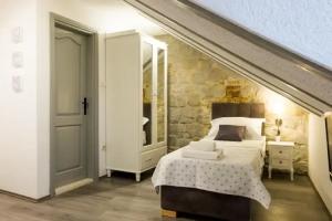 XIV Century Rooms, Kambelovac
