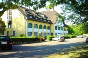Hotel Familia, Zamardi