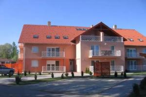 Ildiko Apartmanhaz, Zamardi
