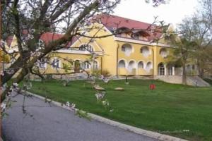 Cseri Kastelyszallo, Balatonfured