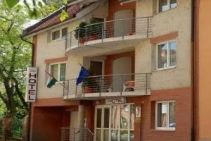 Sohaz Panzio es Apartmanhaz, Szolnok