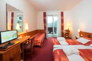 Erzsebet Park Hotel, Parad