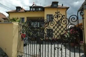 Alabárdos Panzió és Apartmanház, Esztergom