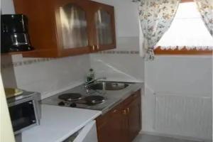 Anna Apartman, Buk