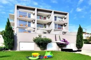 Bretia Apartments, Sutivan