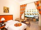 Standard Triple room with pool view