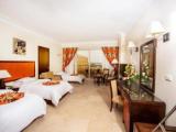 Standard Triple room with partial sea view