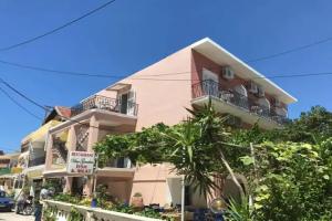 Hostel Roulis, Mesongi