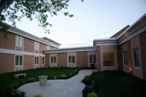 Aashram Hotel by Niagara River, Niagara Falls