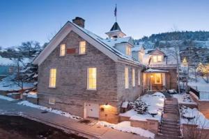 Washington School House Hotel, Park