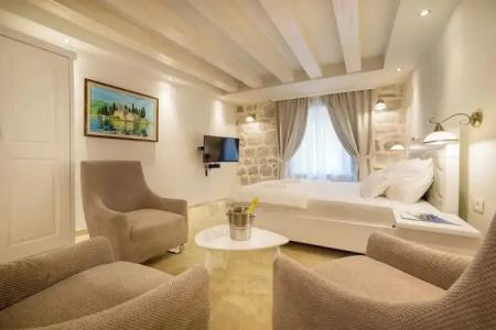 Conte & Restaurant - 79