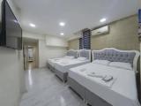 Standard Quadruple room with city view