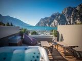 Suite with balcony and with lake view