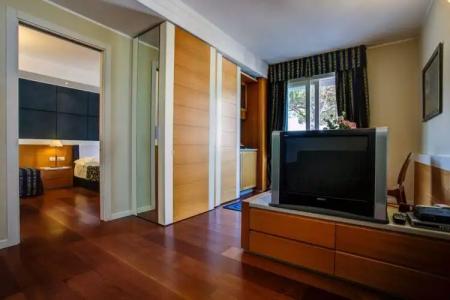 ApartEngland - 16