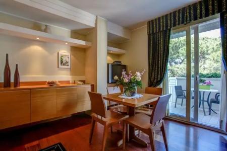 ApartEngland - 27