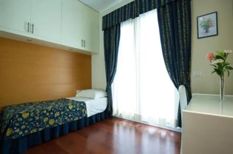 ApartEngland - 48