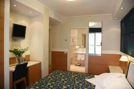 ApartEngland - 70
