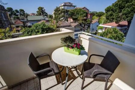 ApartEngland - 34