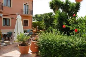 Villa Aurora, Castella