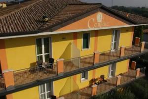 Hotel Confine, Cola