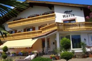 Hotel Karin, Scena