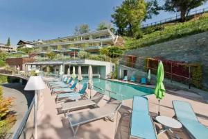Hotel Schennerhof, Scena