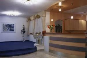 Oliven- & Genusshotel Hirzer, Scena