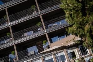 Hotel Alpenrose, Scena