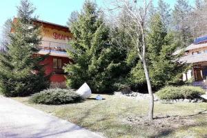 Velena Hotel, Apriltsi