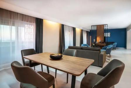 Holiday International - 128