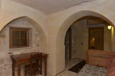 Takaev Cave House - 2