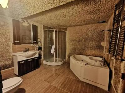 Falcon Cave Suites - 123