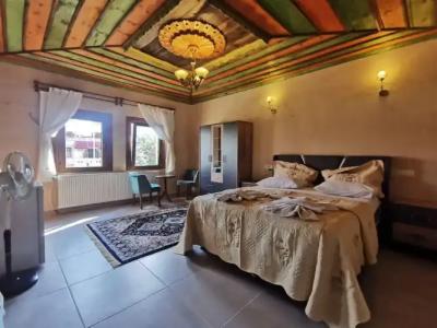 Falcon Cave Suites - 104