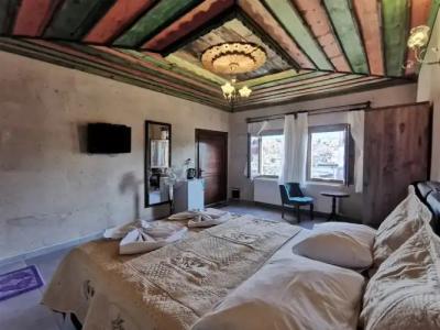 Falcon Cave Suites - 105