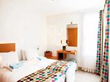 2 Bedrooms Family room with pool view