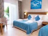 Standard Triple room with partial sea view