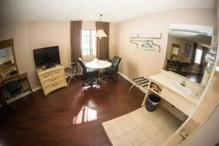 Hollywood La Brea Inn - 9