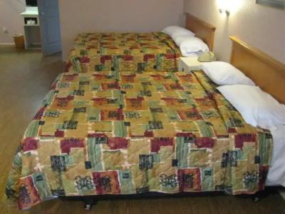 Hollywood La Brea Inn - 1