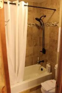 4 Seasons Inn on Fall River - 71